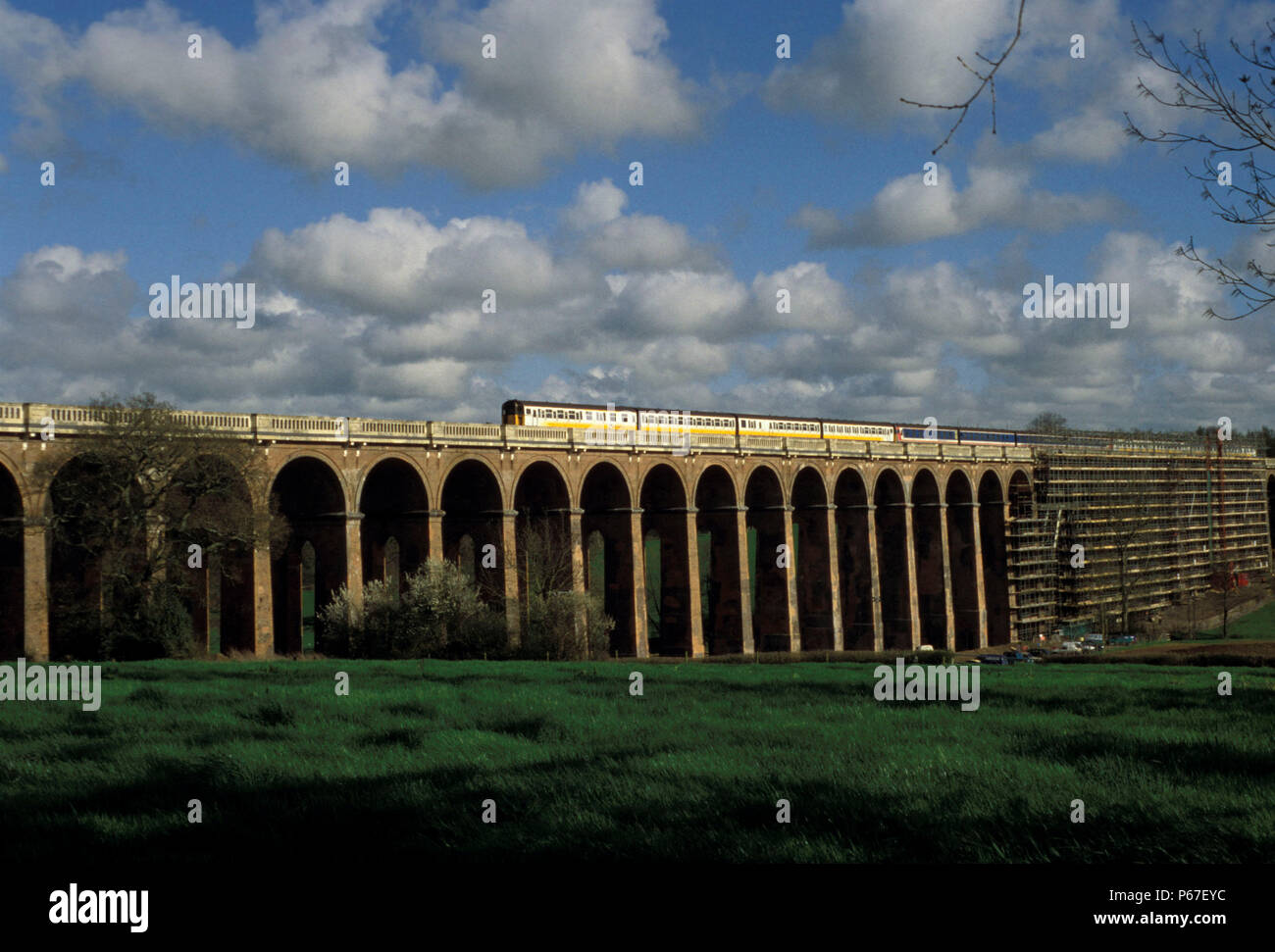 Balcombe Viadukt unter Reparatur mit einem Connex South Central Service nach Brighton über. April 1998 Stockfoto