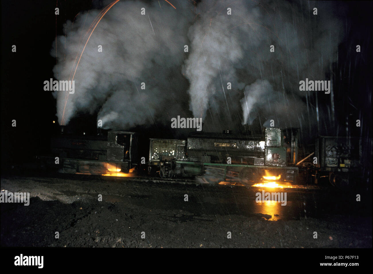 Blaenavon der letzten zwei Dampflokomotiven in Form von Andrew Barclay0-4-0 STs in feurigen Vene während eines Regensturms am Dienstag, 19. Februar 1973 Stockfoto