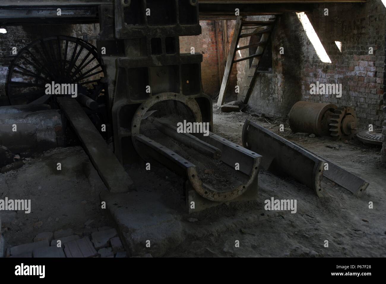 Backstein, der Maschinen in der verlassenen Ledo Ziegelei im März 2007. Stockfoto