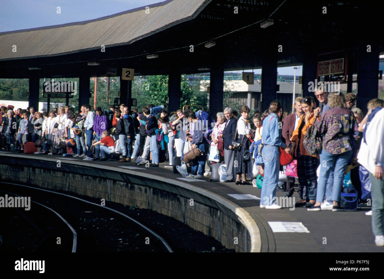 Besetzt Plattform Szene in Belfast Central Station. C 1992 Stockfoto