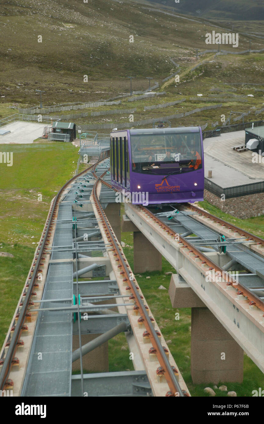 Cairngorm Mountain Railway mit zwei Autos an der Durchgangspunkt vorbei. Aufsteigend Auto auf der rechten Seite. Juni 2005 Stockfoto