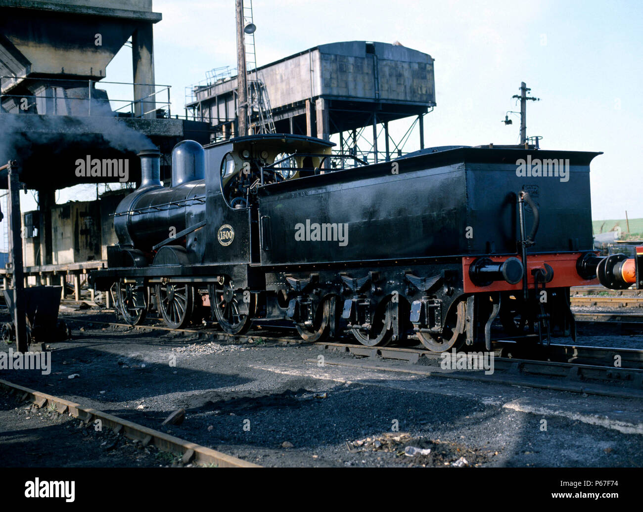 Carnforth Schuppen. Ex Lancashire and Yorkshire 0-6-0 Nr. 1300 in Carnforth vorbereitet ist. 12.04.1982. Stockfoto