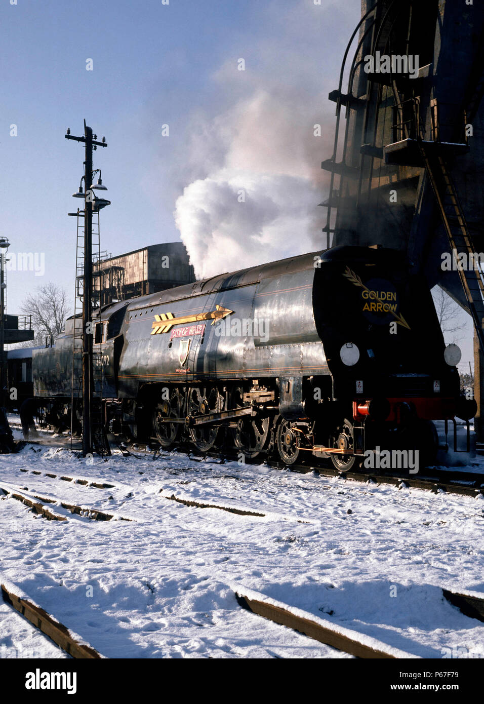 Carnforth. Nr.34092 Stadt der Brunnen ist bereit für den Golden Arrow Reise nach Leeds. 12.12.1981. Stockfoto