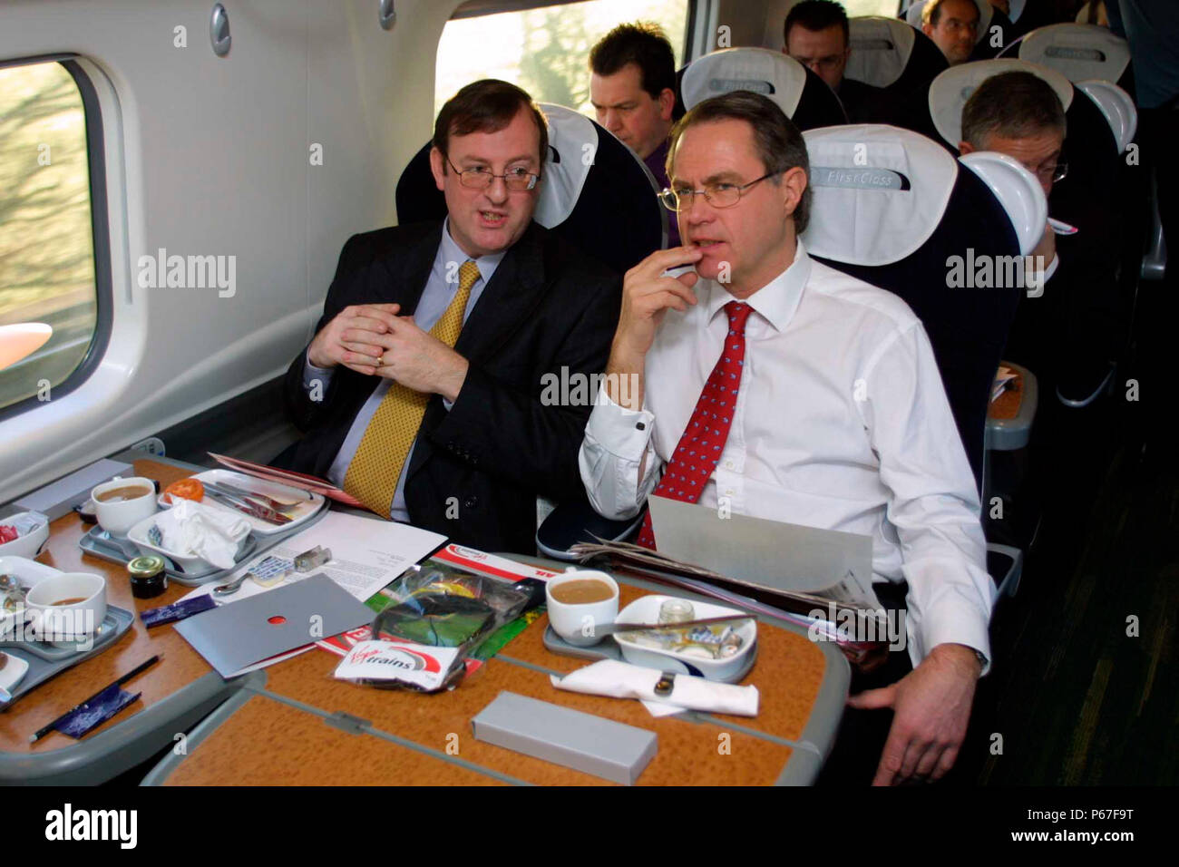 Club Class Passagiere im Gespräch bei einer Tasse Kaffee an Bord einer Jungfrau pendolino. 2003. Stockfoto