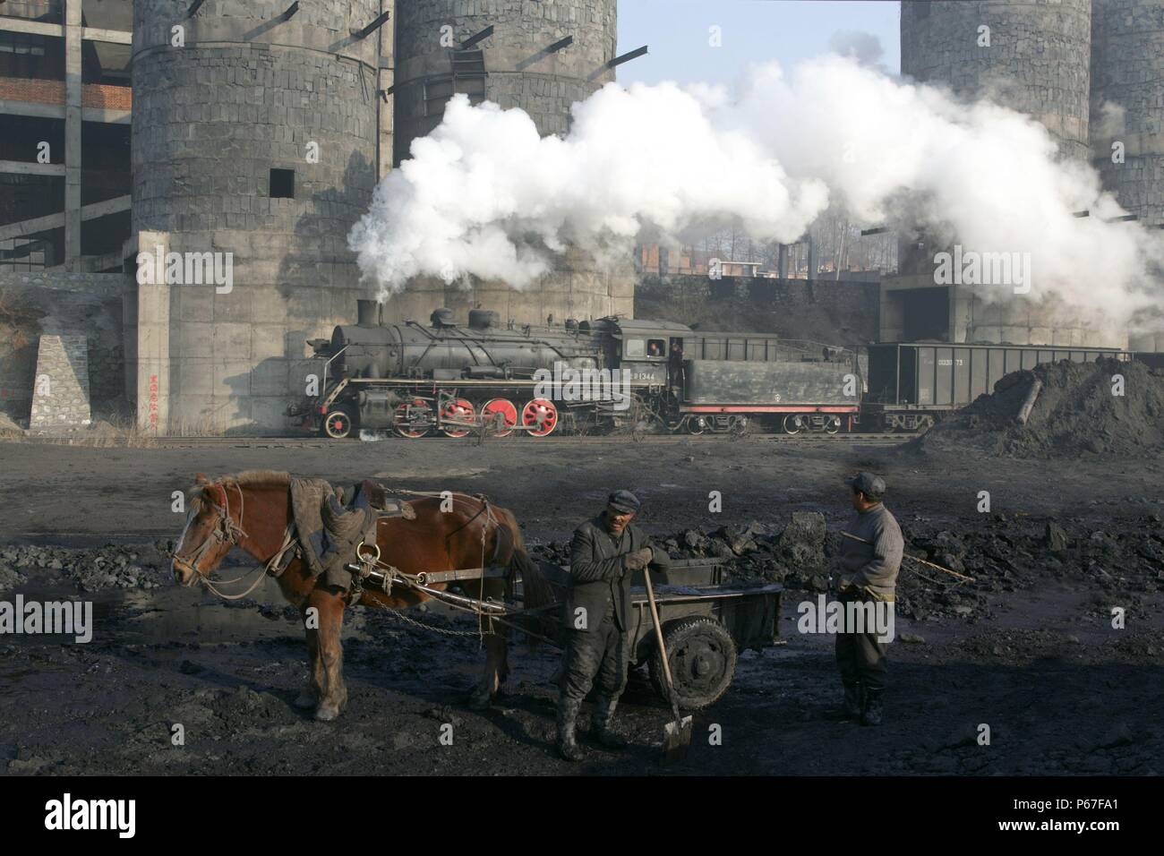 Kohle Gülle aus der Waschmaschine bei Beichang North Eastern China ist mit Pferd und Wagen für die Austrocknung und anschließenden Verkauf gesammelt. Industrielle SY Klasse 2-8 Stockfoto