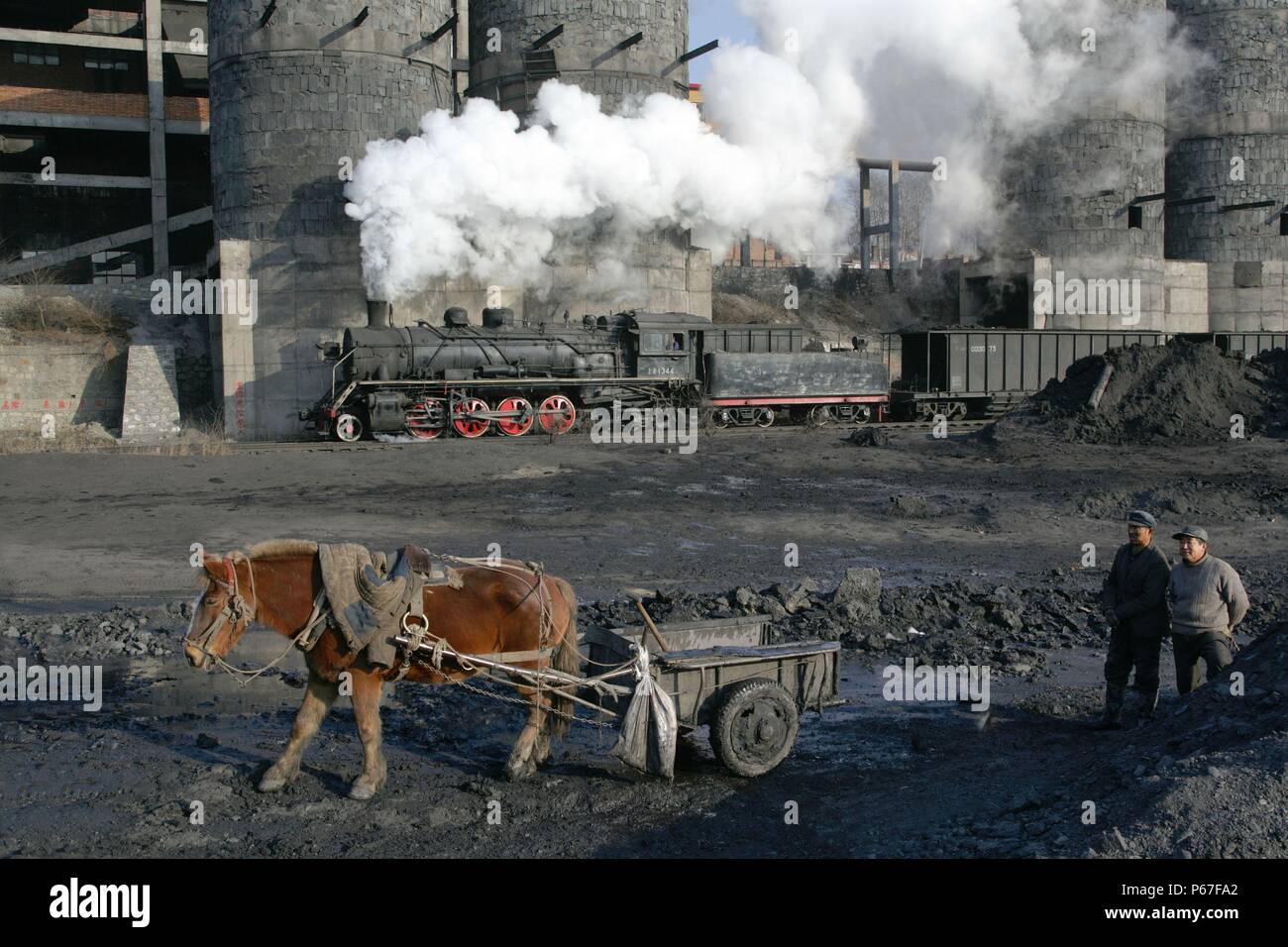 Kohle Gülle aus der Waschmaschine bei Beichang North Eastern China ist mit Pferd und Wagen für die Austrocknung und anschließenden Verkauf gesammelt. Industrielle SY Klasse 2-8 Stockfoto