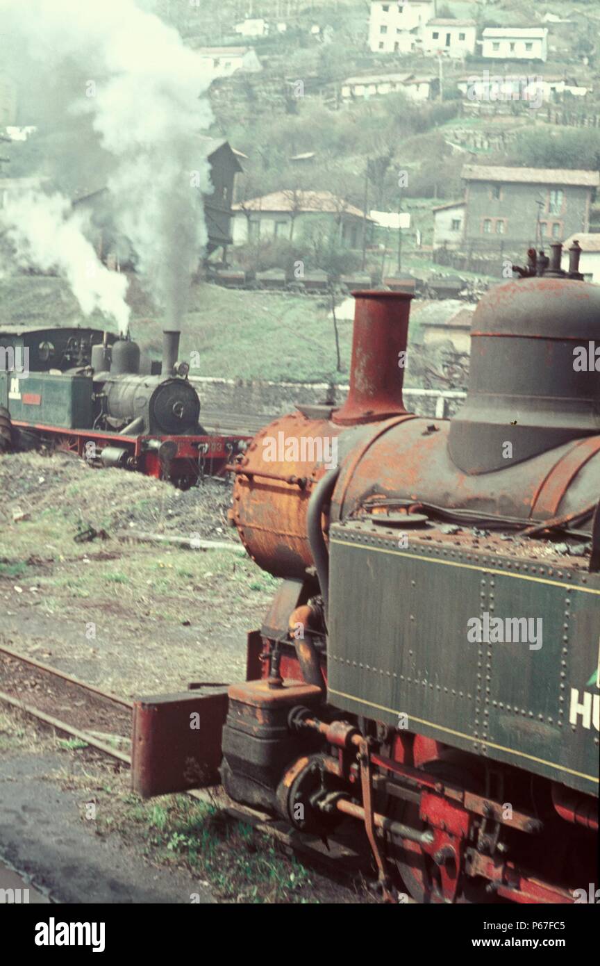 Kontraste in den Feinheiten im spanischen Steinkohlenbergbau Stadt Turon mist Tanks 5'6 î Der Awg "in Turon 1921 zusammengesetzt aus zuvor Lok verschrottet Stockfoto