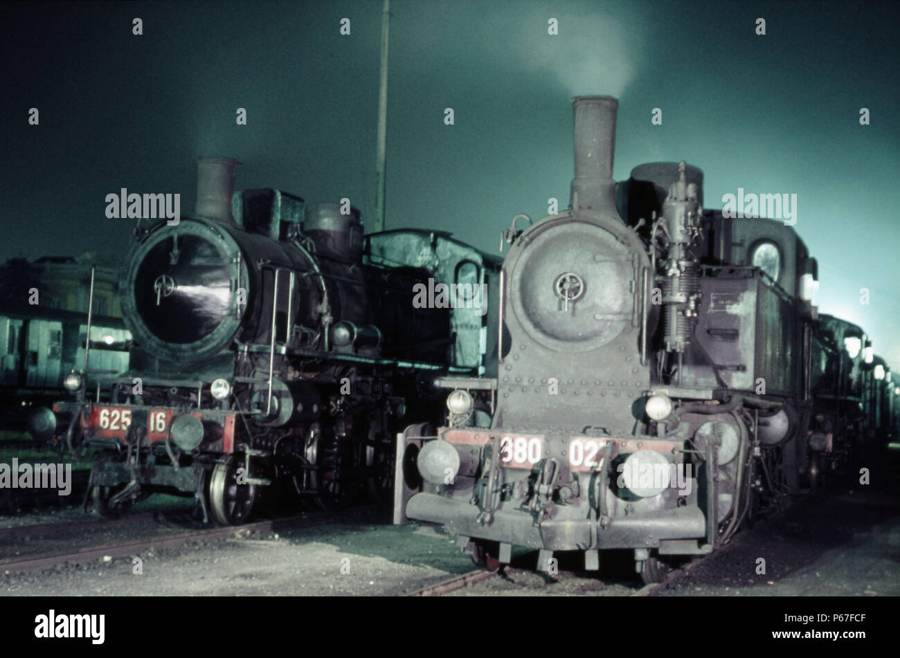 Cremona Depot nachts mit einer 625 Klasse 880 Klasse 2-6-0 und 2-6-0 T. Ein Bild am Mittwoch, 25. August 1971. Stockfoto
