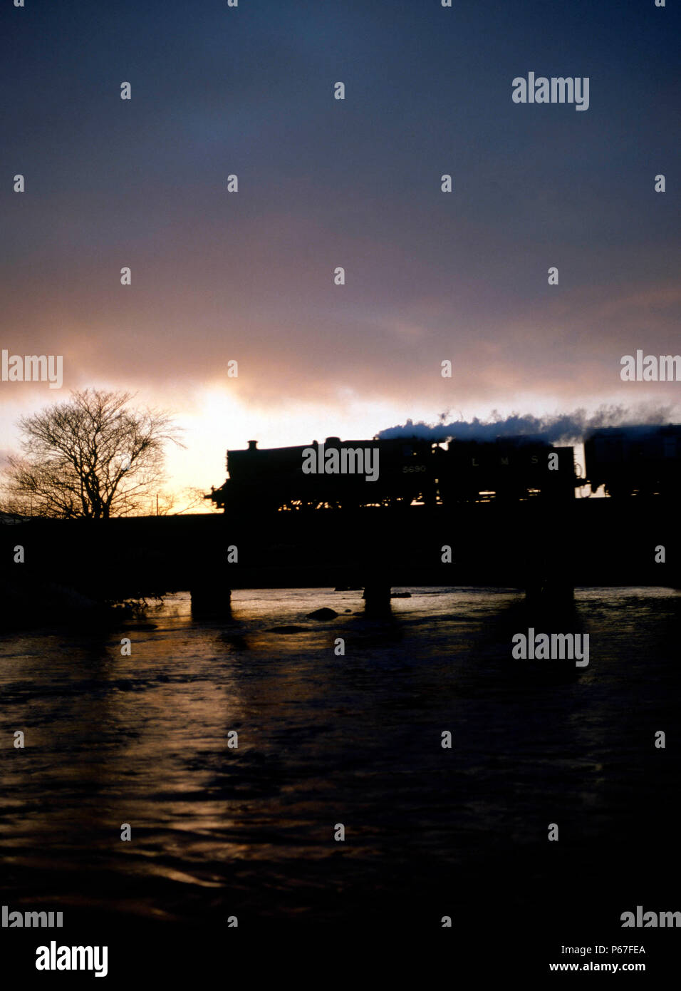 Cumbrian Mountain Pullman. Art.Nr.5690 Leander überquert den Fluss Ribble an Helwith Brücke auf dem Weg zum Begleichen. 23.01.1982. Stockfoto