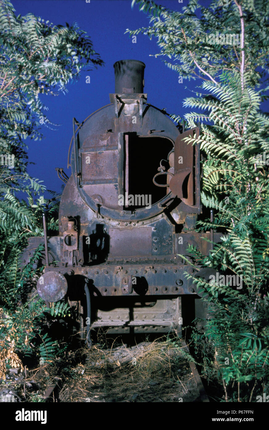Tief unter dem Friedhof in Thessaloniki in Griechenland eine imposante Griechische Eisenbahn 2-10-0 liegt moribund. Das Design dieser Lokomotiven stammt von Th Stockfoto