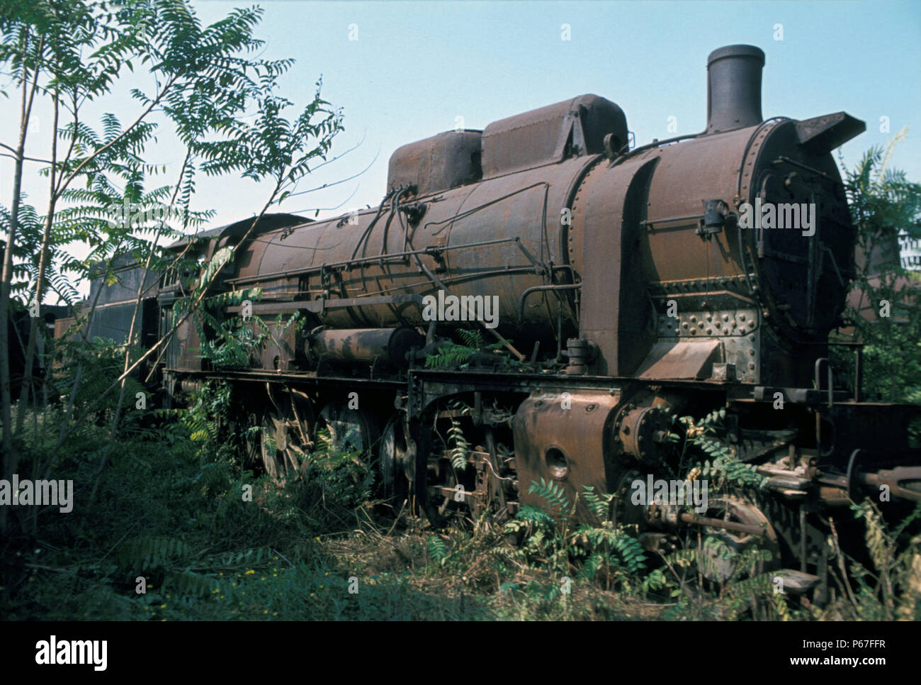 Tief unter dem Friedhof in Thessaloniki in Griechenland eine imposante Griechische Eisenbahn 2-10-0 liegt moribund. Das Design dieser Lokomotiven stammt von Th Stockfoto