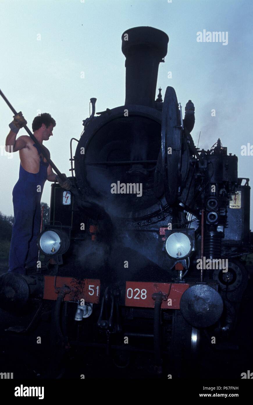 Entleerung Asche aus Die rauchkammer einer Jugoslawischen Eisenbahnen 51 Klasse 2-6-2T (Ungarisch Klasse 375) in Karlovac am Dienstag, den 16. August 1983. Stockfoto