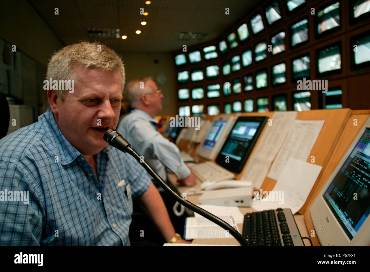 First Scotrail Ansager hält die Öffentlichkeit auf dem Laufenden über Ereignisse aus dem Dunfirmline Control Center. Juni 2005 Stockfoto