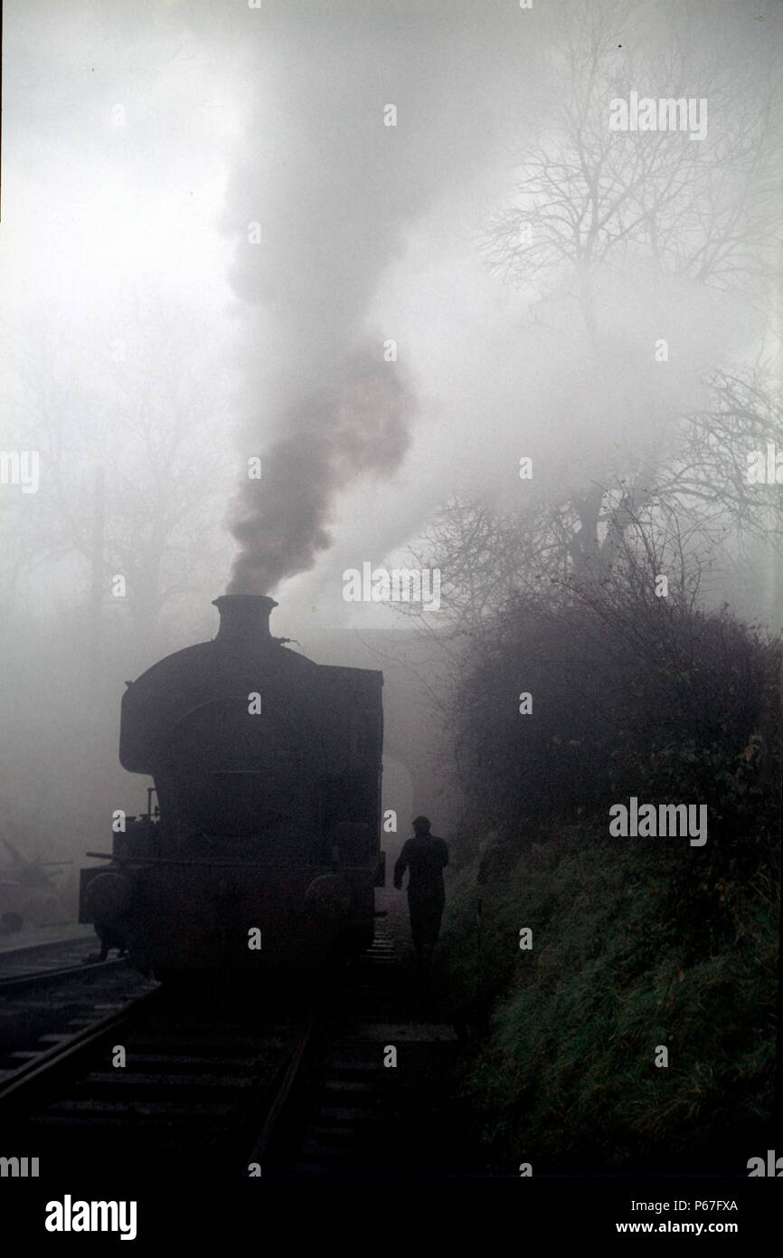 Nebeliger Tag in Cranford. Twilight bedrängt einem nebligen Nachmittag als Sattel Tank sidles Zurück zum Depot seine Tage Arbeit. Stockfoto