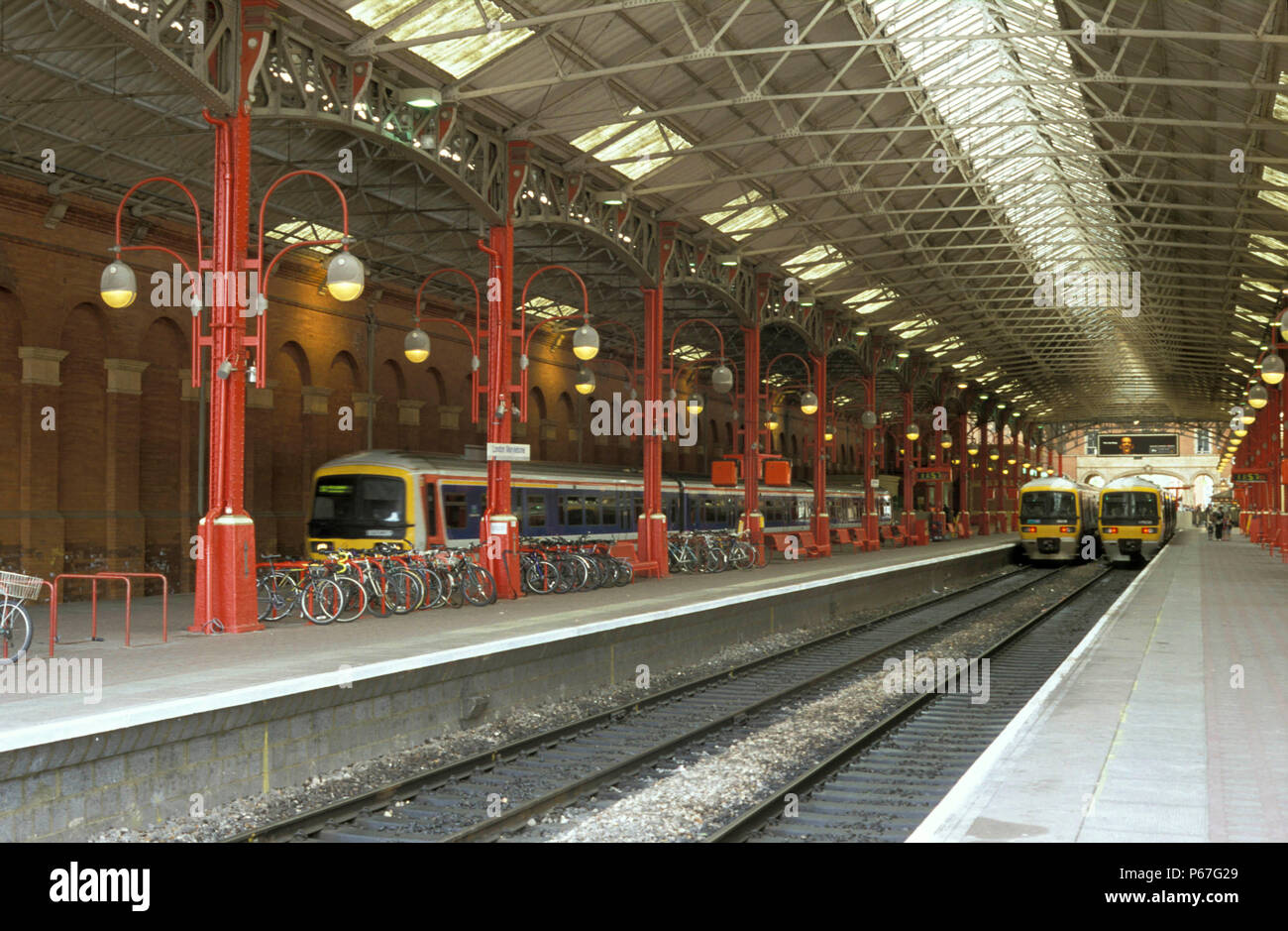 Allgemeine Ansicht des Zuges am Londoner Bahnhof Marylebone Schuppen. Mai 2001. Stockfoto