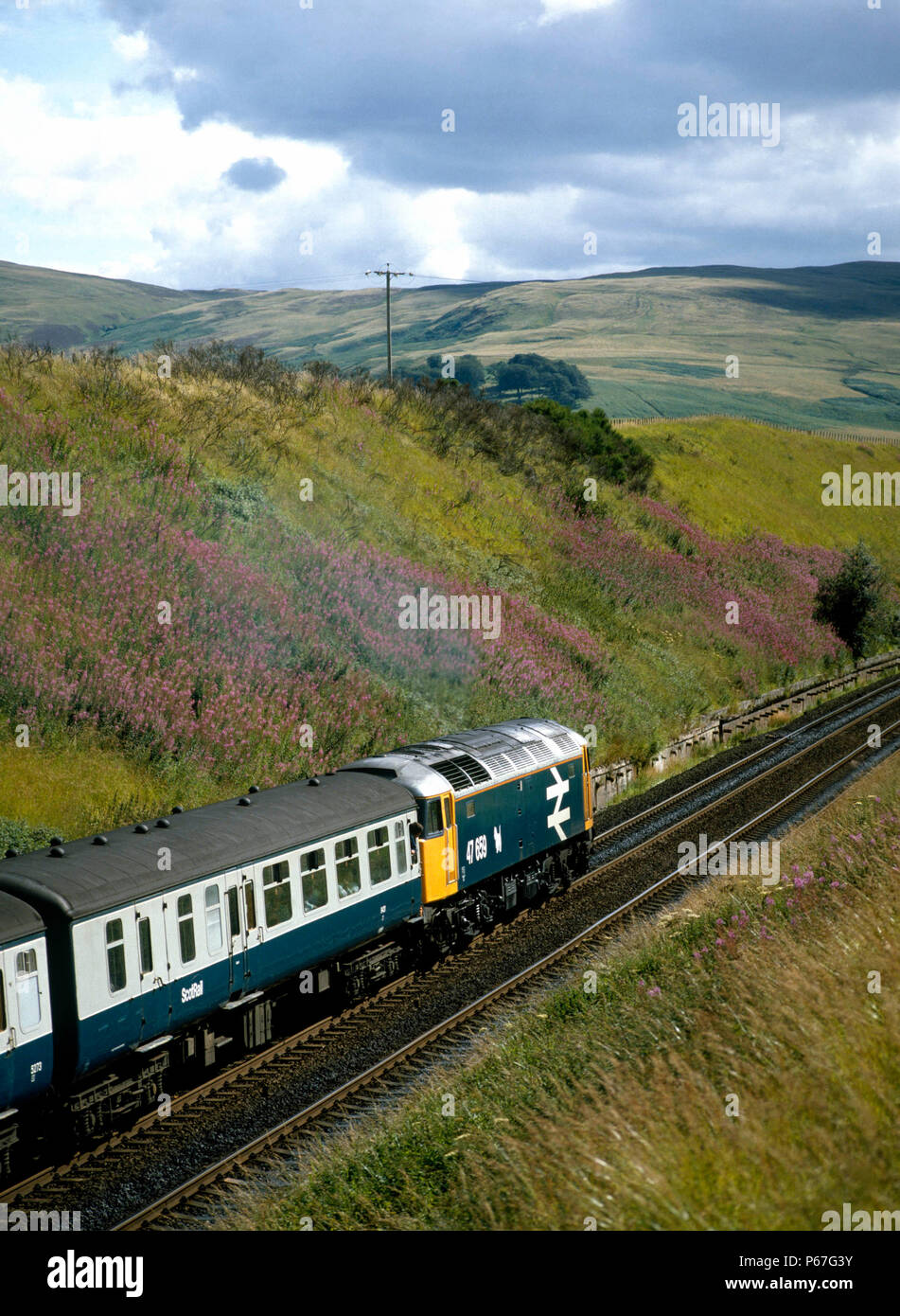 Gleneagles. Nr. 47.659 nach Süden weg von Gleneagles mit dem 12:25 ex-Inverness für Glasgow. 08.08.1987. Stockfoto