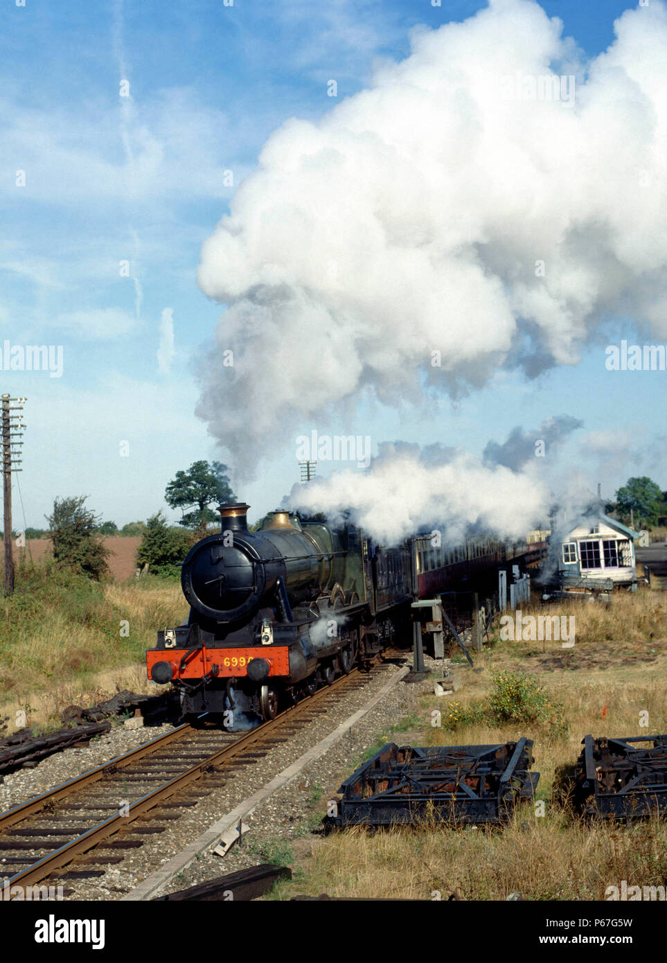 Great Central Railway. Nr. 6990 Witherslack Halle lässt Quorn mit dem 10:45 ex für Loughborough Leicester North. 06.10.1991. Stockfoto