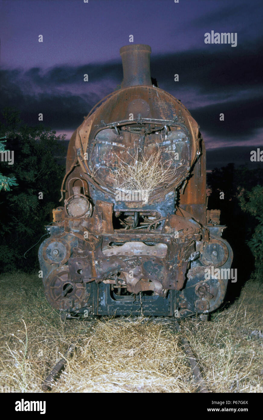 "Haunted Lokomotive". Das Wrack der Tithorea längst aufgegeben nach einem Absturz viele Jahre zuvor Griechischen der Bahnhof La Klasse 2-10-0 Nr. 908 gebaut Stockfoto