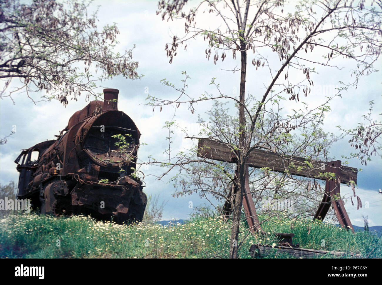 "Haunted Lokomotive". Das Wrack der Tithorea längst aufgegeben nach einem Absturz viele Jahre zuvor Griechischen der Bahnhof La Klasse 2-10-0 Nr. 908 gebaut Stockfoto