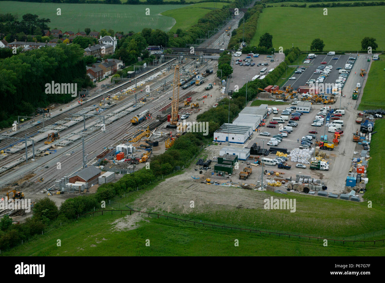 Hubschrauber Ansicht am Freitag, dem 4. Juni 2004 Der Tring station Modernisierung als Teil der Aktualisierung auf der West Coast Main Line. Der Bereich rechts s Stockfoto