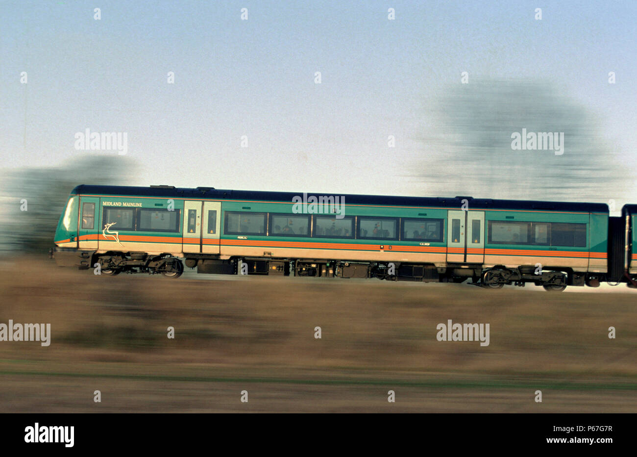 Hohe Geschwindigkeit auf der Midland Main Line wird durch das Verschieben der Midland Mainline Turbostar Einheit auf einem nicht identifizierten Service betont. Stockfoto