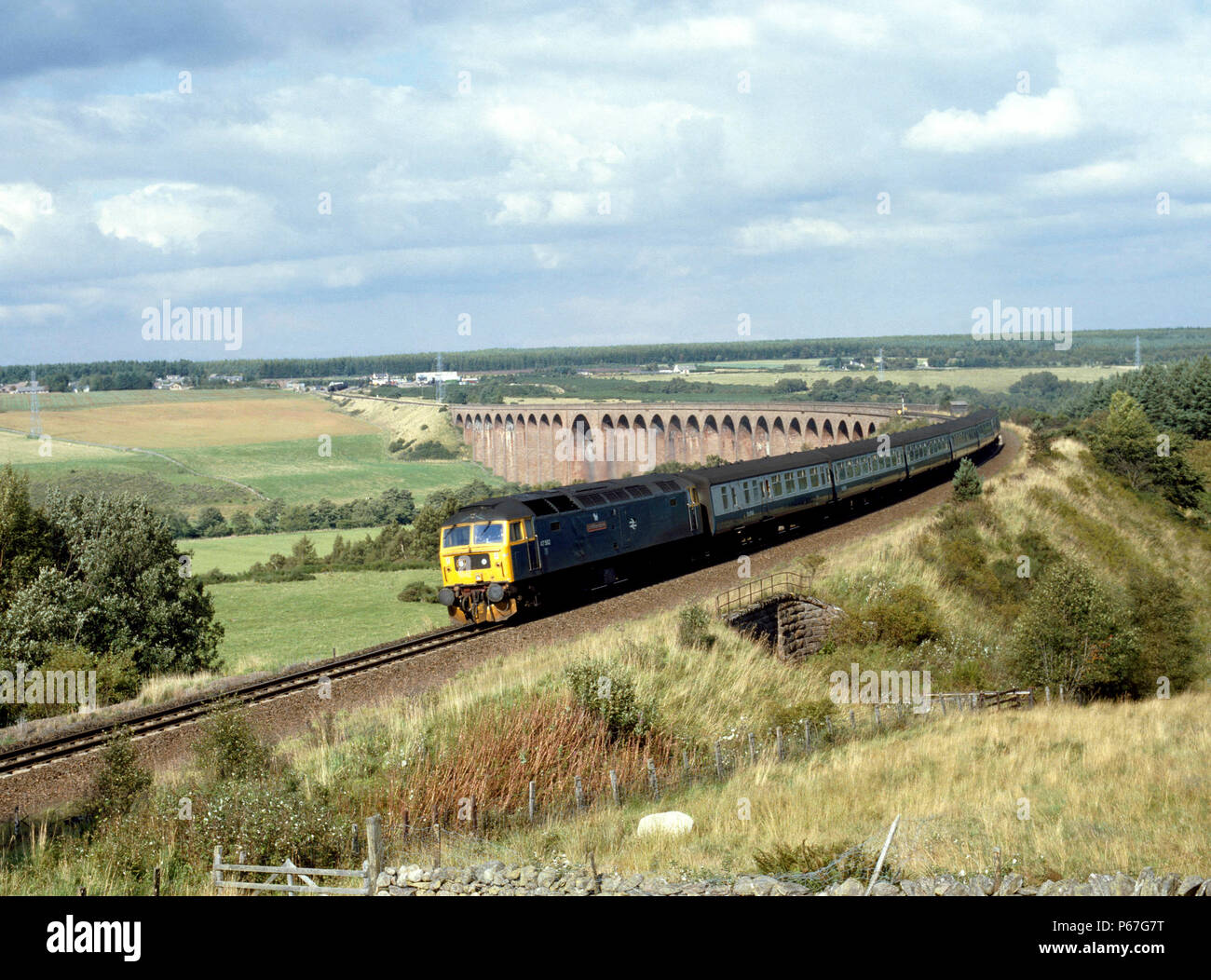 Highland Linie. Nr. 47.562 kommt Culloden Moor Viadukt mit dem 14.15 ex Inverness für Edinburgh. 2.9.88 Stockfoto