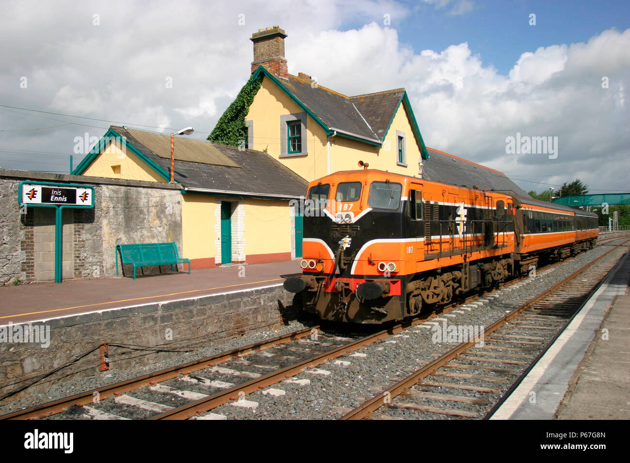 Iarnrod Eireann Service in Ennis. Juni 2004 Stockfoto