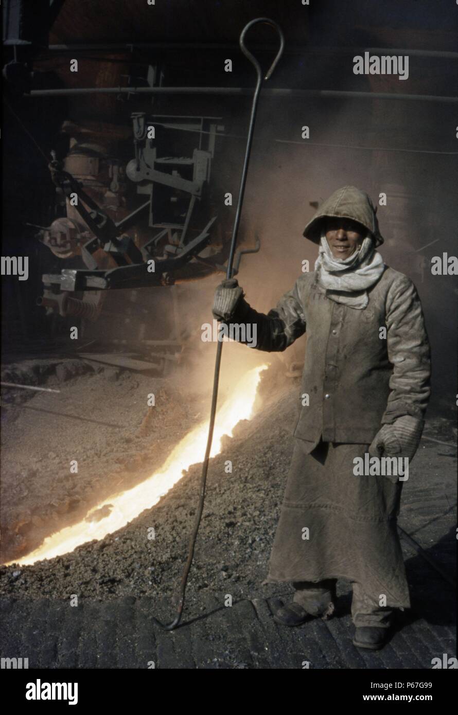 Industrielle Shepard. Ein Bediener, die den Durchfluss des flüssigen Abfälle aus den Hochöfen Anshan Iron & Steel Works in China. Stockfoto