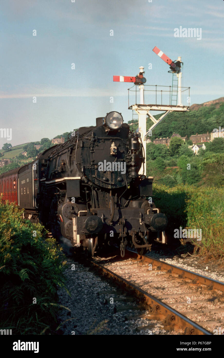 K. & W.V.R. Big Jim ex Polnischen Staatsbahnen 2-8-0 en Route für Oakworth mit 18:25. ex Keighly. 09.07.1978. Stockfoto