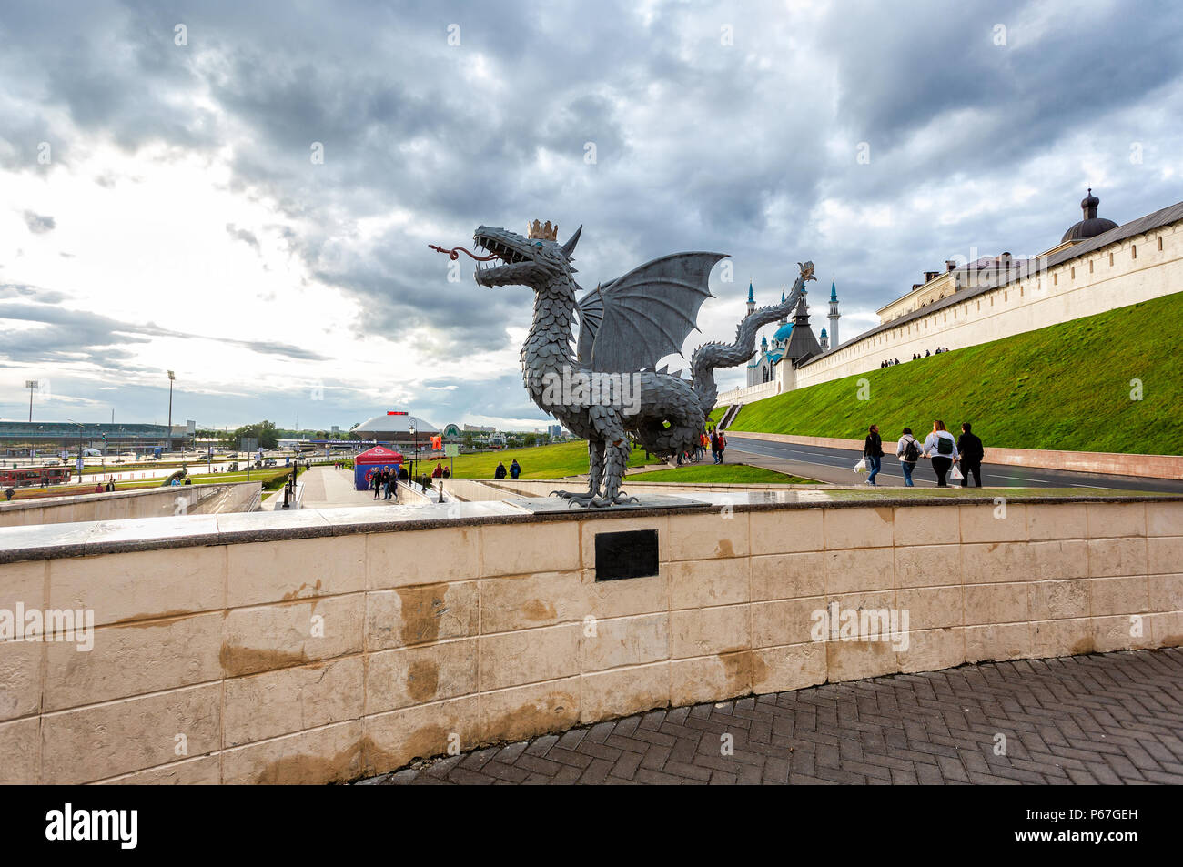 Kazan, Russland - 10. Juni 2018: Metall Skulptur Der geflügelte Schlange Zilant, offizielles Symbol von Kasan Stockfoto