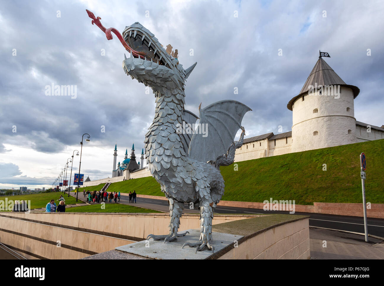 Kazan, Russland - 10. Juni 2018: Skulptur des mythischen Schlange Zilant, das offizielle Symbol von Kasan, in der Nähe der Kasaner Kreml und Kul Sharif Moschee, die R Stockfoto