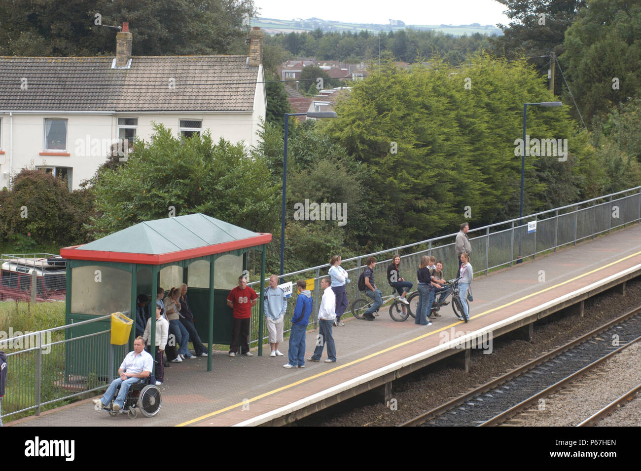 Die Great Western Railway 2004. Passagiere warten in Pencoed station. Stockfoto