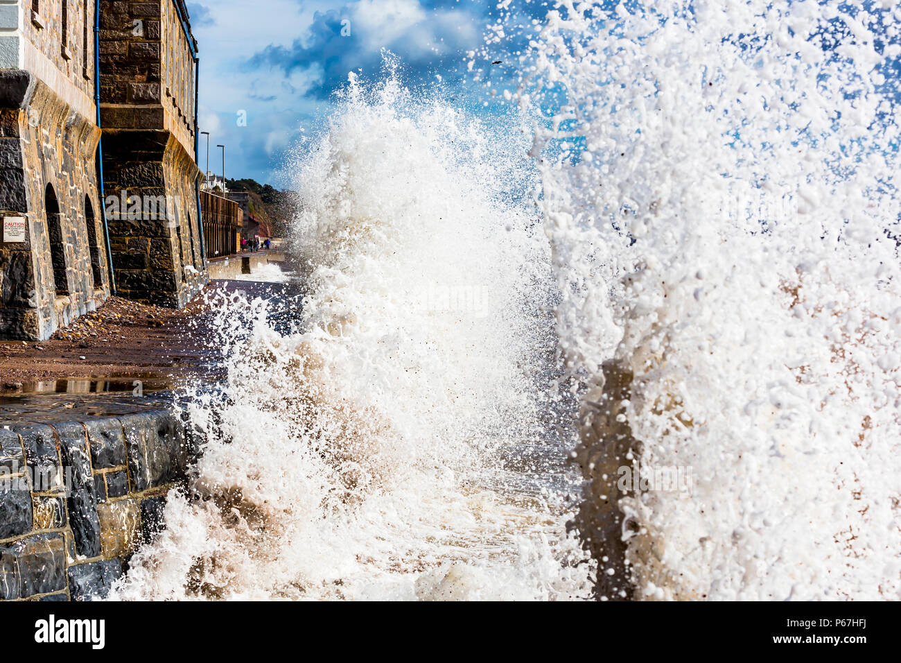 Wellen auf das Meer Wand bei Exmouth in Devon, Großbritannien. Stockfoto