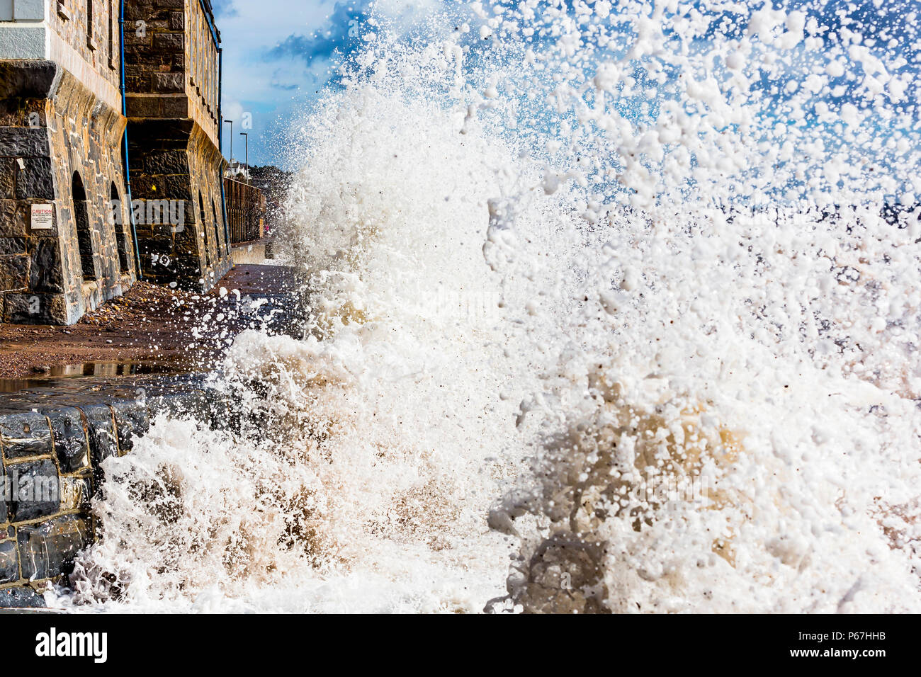 Wellen auf das Meer Wand bei Exmouth in Devon, Großbritannien. Stockfoto