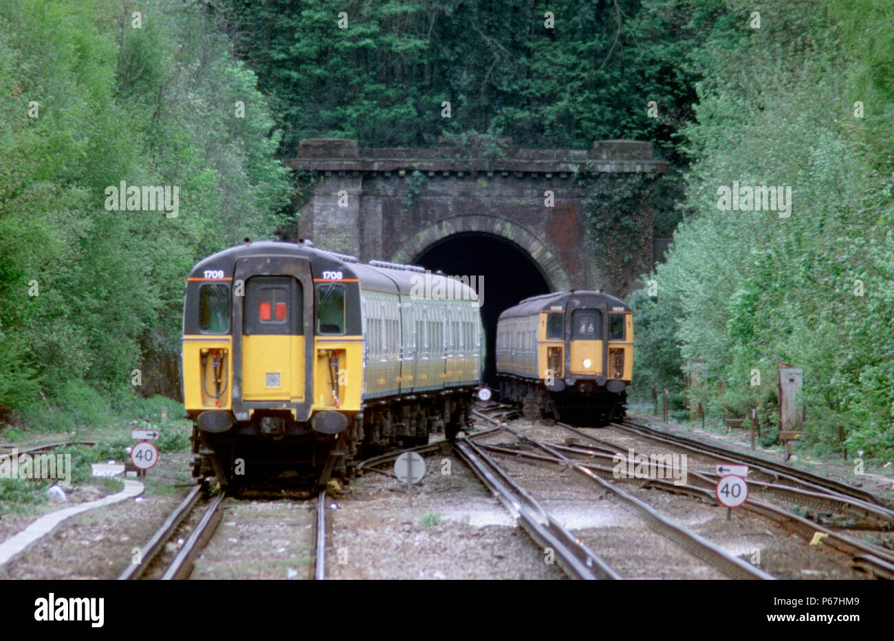 Die Mehrheit der Knall der Tür lieferbar ist jetzt auf der 3.Schiene elektrische Systeme zwischen London und der Südküste betrieben. Hier ein paar Züge treffen bei Heu Stockfoto