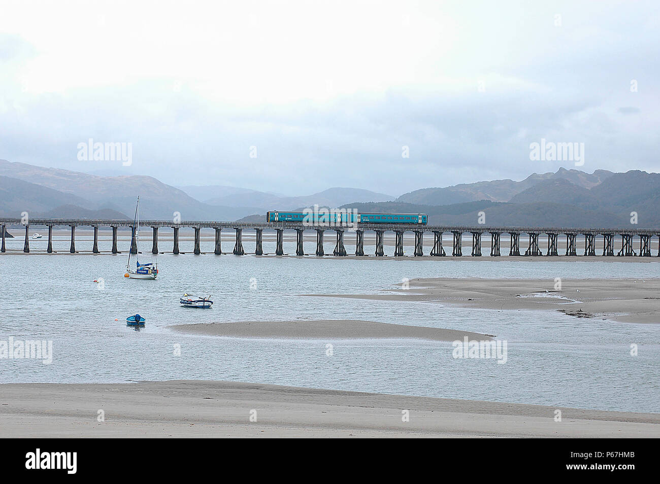 Die mawddach Estuary ist von dem berühmten Barmouth Bridge überquert eine Bahnverbindung zwischen Machynlleth und Pwhlleli gesehen durch ein petworth verwendet wird Stockfoto