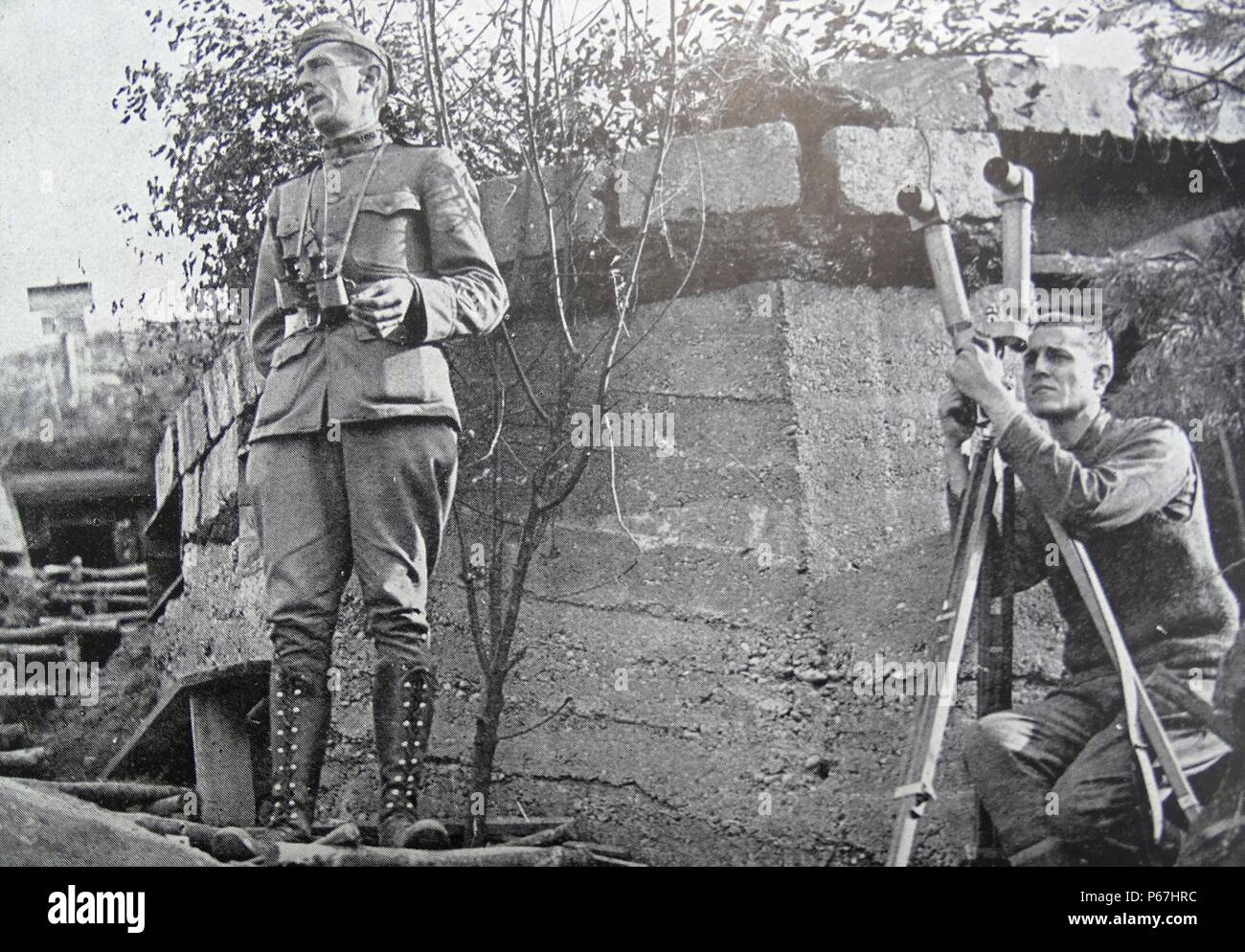 Amerikanische militärische Beobachter mit einem verlassenen deutschen Position in Neufchâteau, Frankreich während des Ersten Weltkriegs 1918 Stockfoto