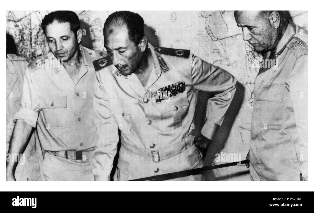 Ägyptens Stabschef Saad El Shazly (links), Präsident Anwar Sadat (Mitte) und Minister des Krieges" Ismail Ali (rechts) Review battlefield Entwicklungen in den arabisch-israelischen Krieg von 1973 Stockfoto