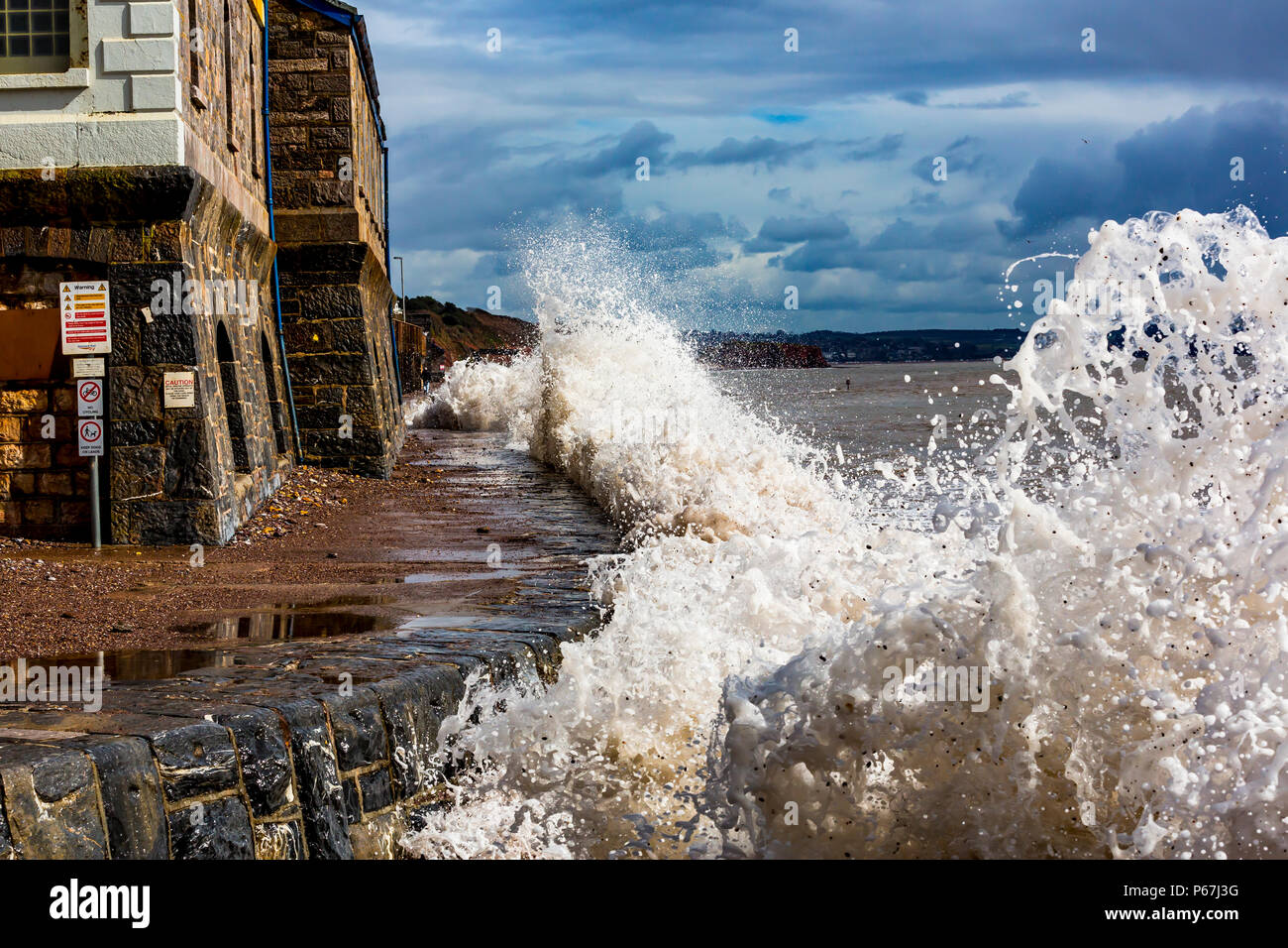 Wellen auf das Meer Wand bei Exmouth in Devon, Großbritannien. Stockfoto