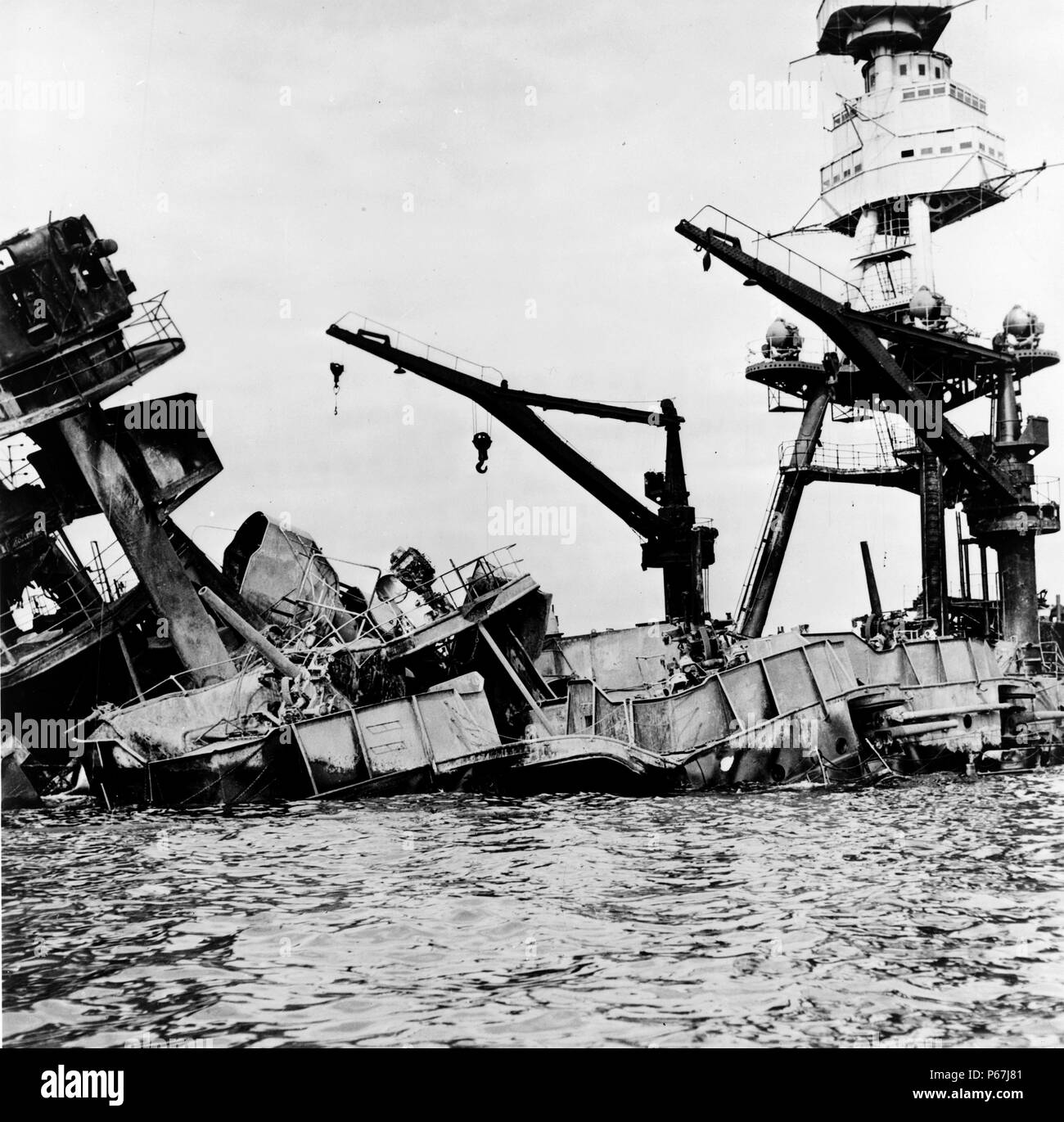 USS Arizona;   Pearl Harbour nach dem japanischen Angriff im zweiten Weltkrieg 1941 Stockfoto
