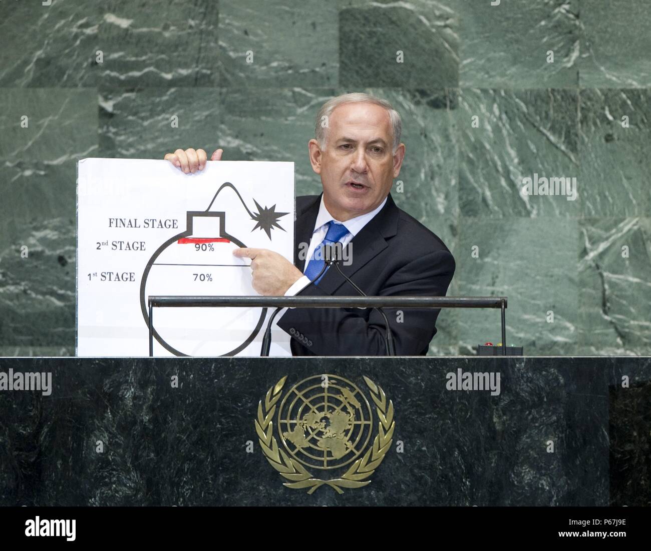 Der israelische Premierminister Benjamin Netanjahu zeigt Diagramm einer Bombe während seiner Ansprache vor der UN-Vollversammlung; 27. September 2012 Stockfoto