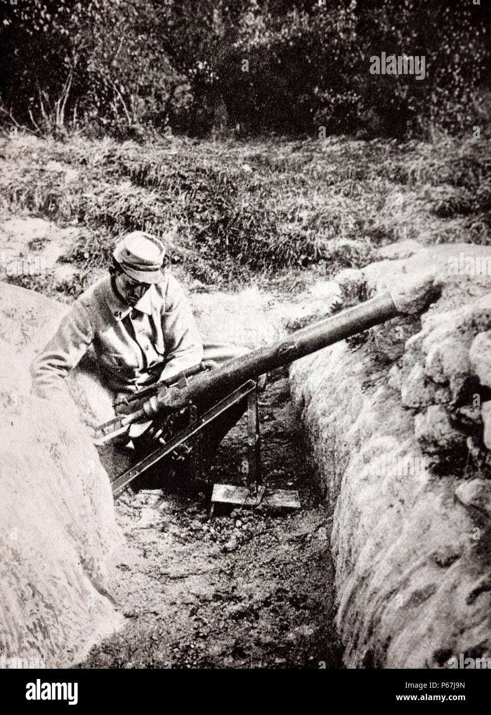 Französische Soldaten mit einer Artillerie-Waffe im Graben während Erster Weltkrieg Stockfoto