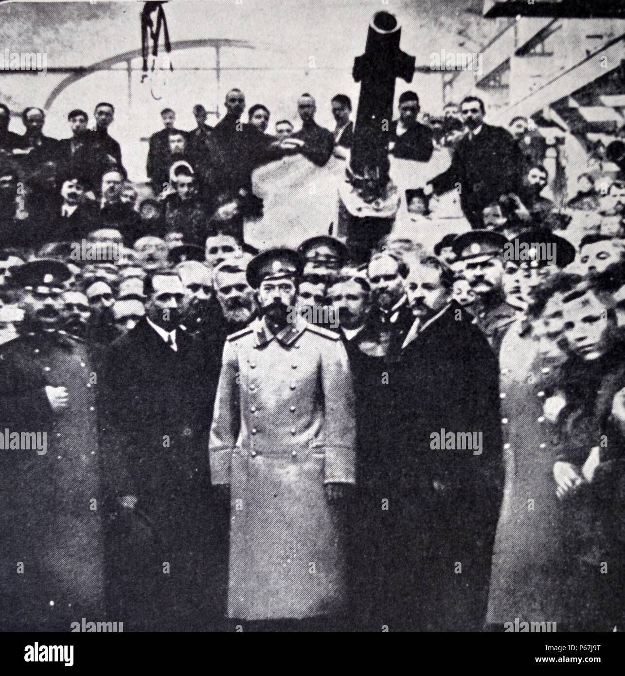 Zar Nikolaus II. von Russland besucht einen Weltkrieg einer Munitionsfabrik in St. Petersburg 1914 Stockfoto