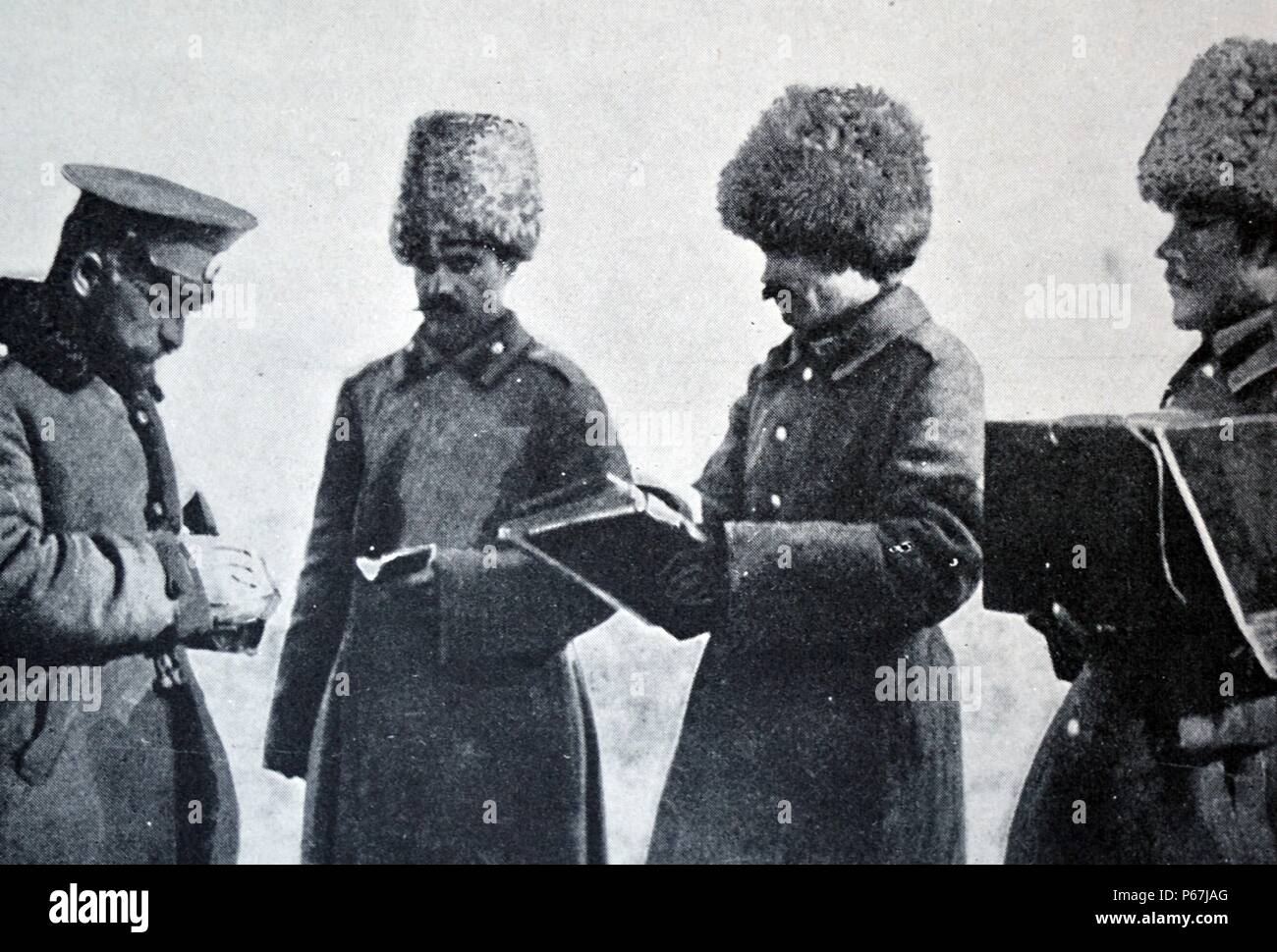 Russische Armee Zahlmeister vertreibt Löhne während Weltkrieges einer 1915 Stockfoto