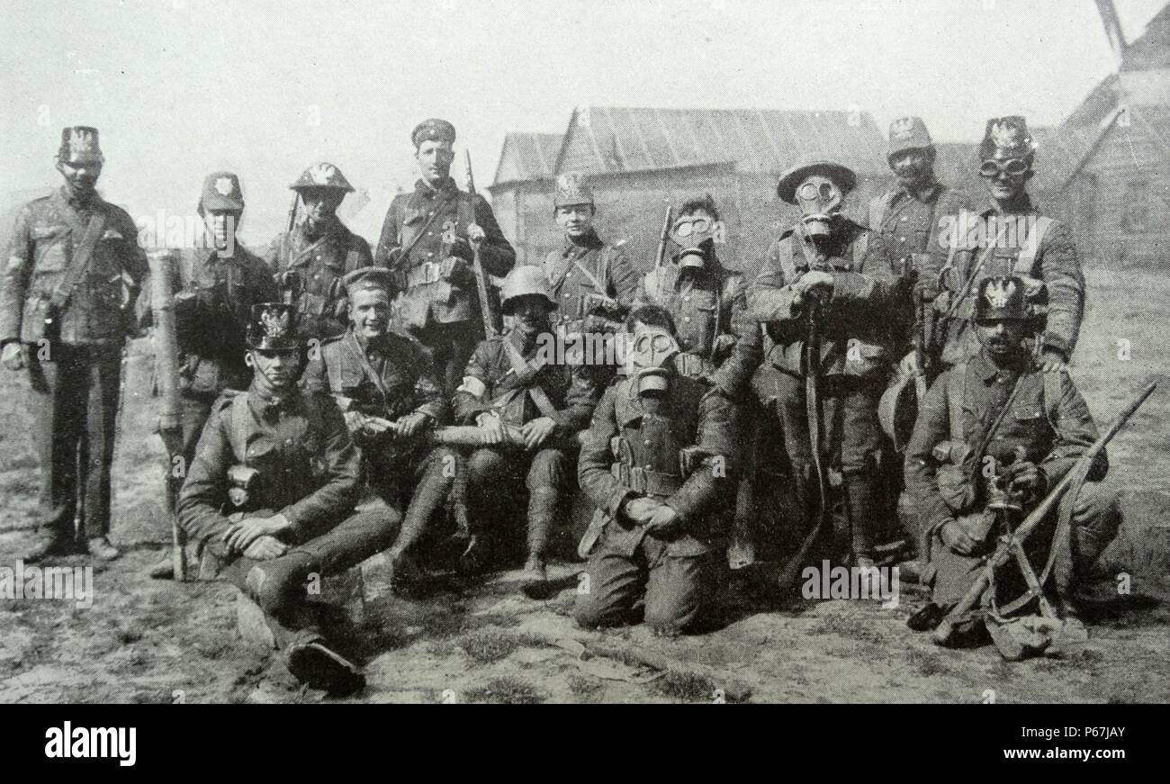 Britische Soldaten tragen deutsche Helme im Kampf an vorderster Front im ersten Weltkrieg ein 1916 erfasst Stockfoto