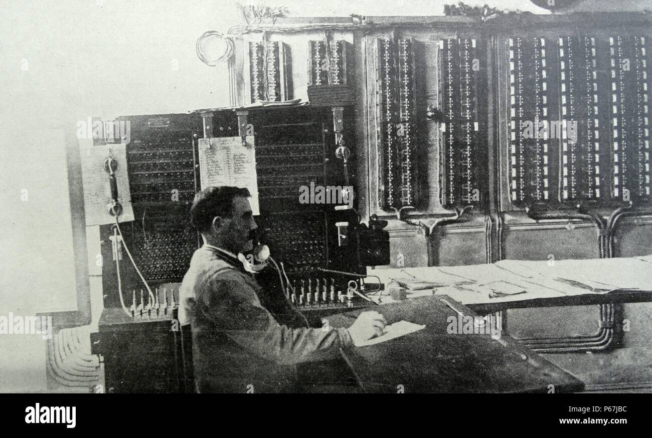 Telefonanlage in eine anti-aircraft Intelligence Center in Paris; empfängt Warnung eines Raid von Deutschen Zeppelin-luftschiffe; während des Ersten Weltkriegs 1916 Stockfoto