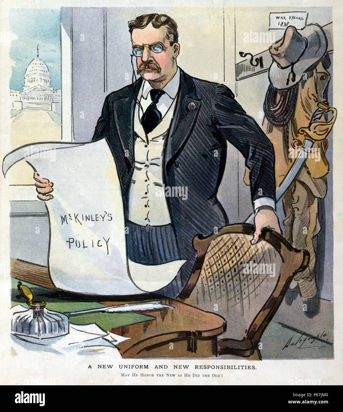Eine neue Uniform und neue Verantwortung" Theodore Roosevelt die Übernahme der Aufgaben der Präsident nach der Ermordung von Präsident McKinley. Er steht in einem Büro, ein Papier mit der Bezeichnung "cKinley Politik"; seine Rough Rider einheitliche hängt an der Wand hinter ihm. Stockfoto