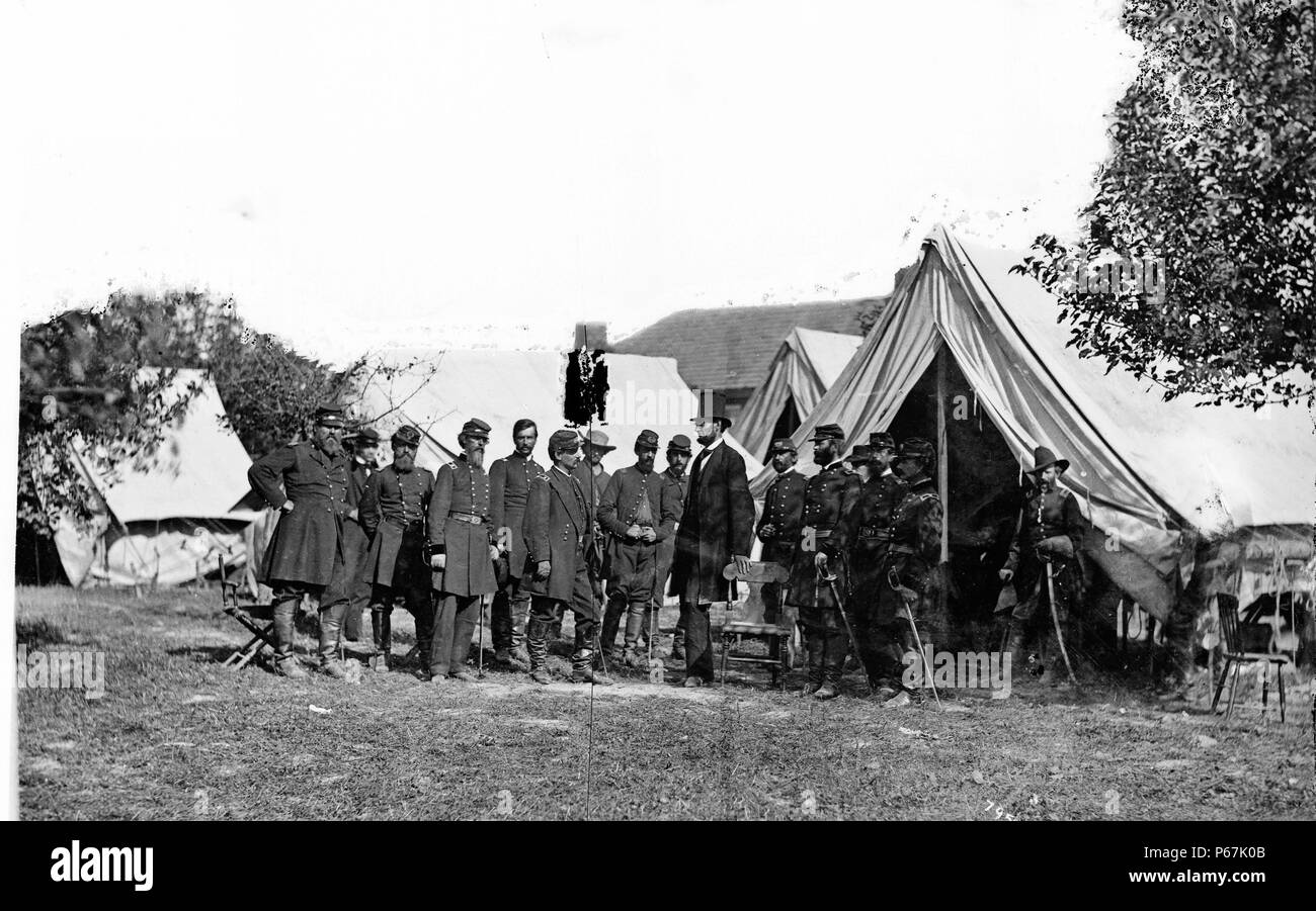 Präsident Lincoln mit Gen. George B. McClellan und Gruppe von Offizieren in der Schlacht von Antietam in Maryland. Das Bild wurde bei seinem Besuch in General McClellan, Oberbefehlshaber der Armee des Potomac getroffen, zu ermutigen, "Little Mac' Angriff der Konföderierten Armee. Stockfoto