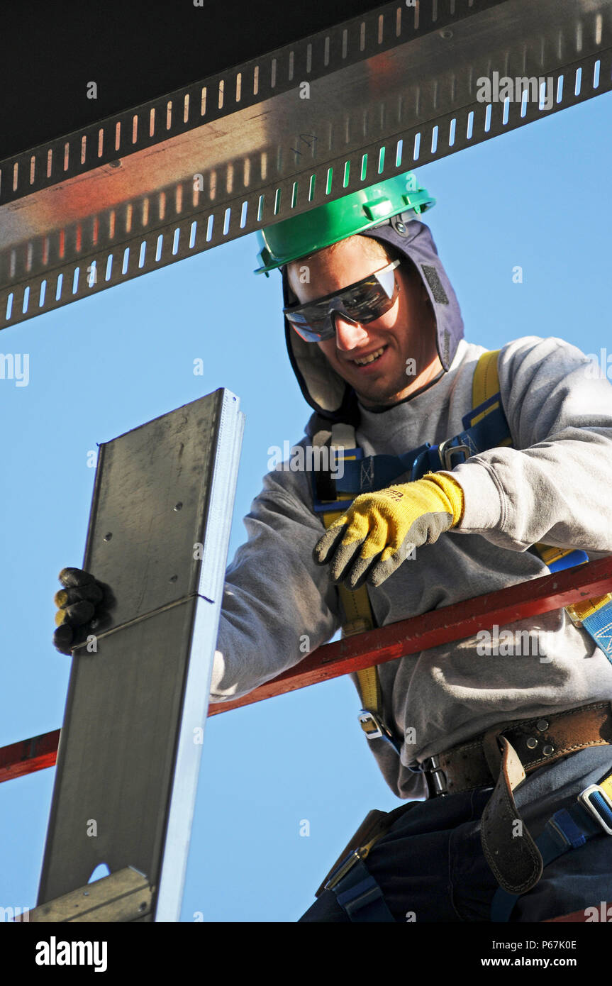 Metal framing Arbeiter, In Bearbeitung; Pri-Tec Bau; Lexus Autohaus; Hunt Club Road, Ottawa, Ontario Stockfoto