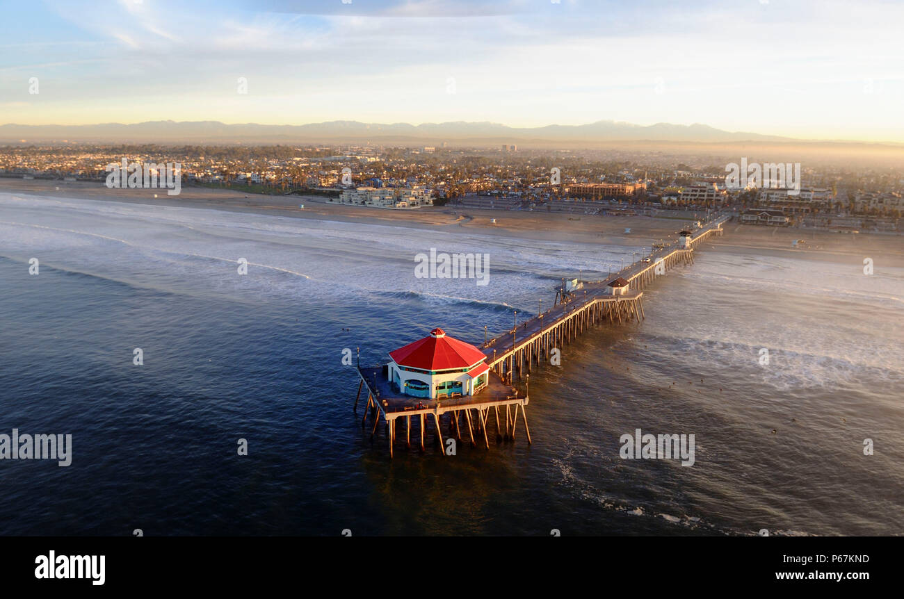 Am frühen Morgen Luftbild des Manhattan Beach Pier in Kalifornien. Stockfoto